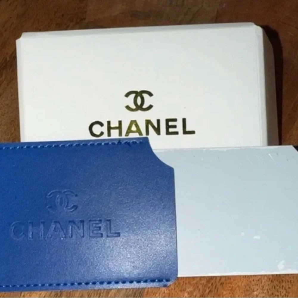 CHANEL BEAUTY Navy Card Holder and Mirror with Embossed Logo - Picture 2 of 4